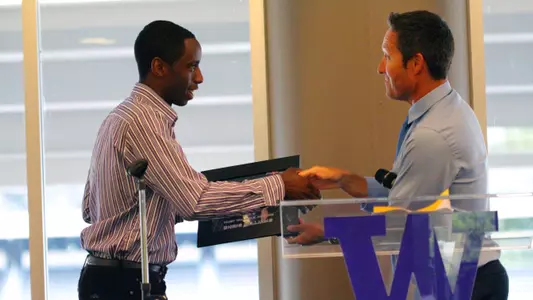 Huskies Celebrate Season, Honor Seniors