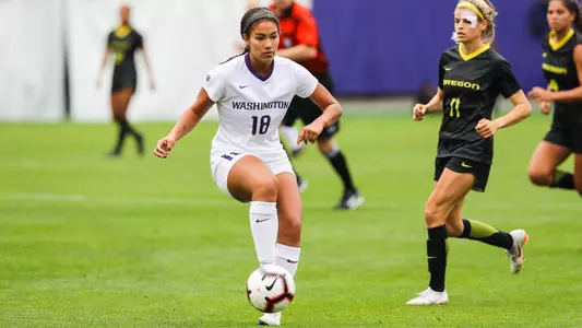 Kennedy Smith gathers the ball