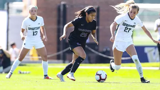 Makena Carr attacks two defenders