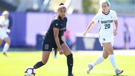 Ameera Hussen carries the ball