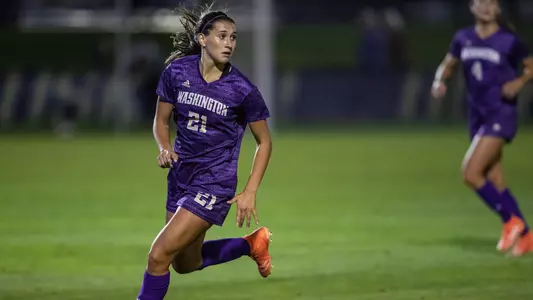 Olivia van der Jagt dribbles
