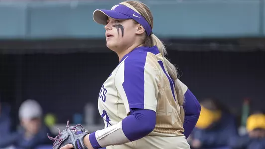 Taran Alvelo heads to the circle