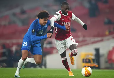 LONDON, ENGLAND - NOVEMBER 05: Henry Wingo of Molde FK battles for possession with Nicolas Pepe of Arsenal during the UEFA Europa League Group B stage match between Arsenal FC and Molde FK at Emirates Stadium on November 05, 2020 in London, England. Sporting stadiums around the UK remain under strict restrictions due to the Coronavirus Pandemic as Government social distancing laws prohibit fans inside venues resulting in games being played behind closed doors. (Photo by Marc Atkins/Getty Images)