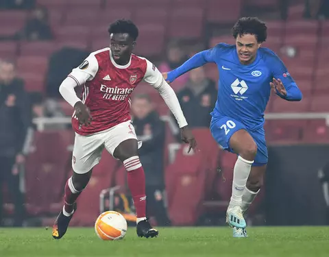 LONDON, ENGLAND - NOVEMBER 05: Bukayo Saka of Arsenal takes on Henry Wingo of Molde during the UEFA Europa League Group B stage match between Arsenal FC and Molde FK at Emirates Stadium on November 05, 2020 in London, England. (Photo by David Price/Arsenal FC via Getty Images)
