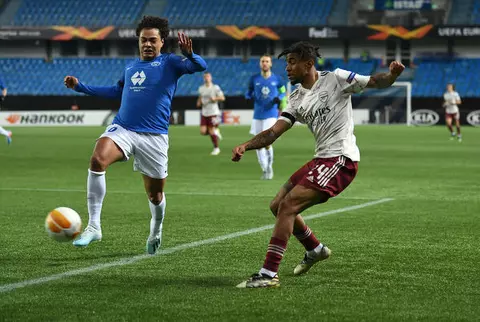 MOLDE, NORWAY - NOVEMBER 26: Reiss Nelson of Arsenal takes on Henry Wingo of Molde during the UEFA Europa League Group B stage match between Molde FK and Arsenal FC at Molde Stadion on November 26, 2020 in Molde, Norway. (Photo by David Price/Arsenal FC via Getty Images)