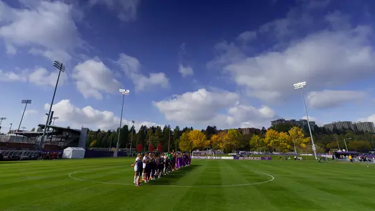 The University of Washington women's soccer team plays North Carolina on August 29, 2019. (Photography by Scott Eklund/Red Box Pictures)