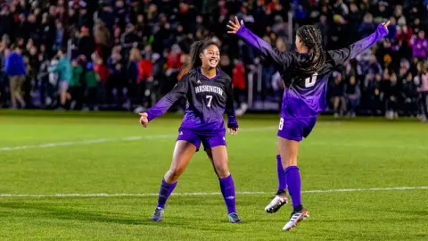 The University of Washington women's soccer team plays North Carolina on August 29, 2019. (Photography by Scott Eklund/Red Box Pictures)