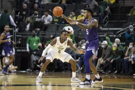 The Oregon Ducks take on the Washington Huskies at Matthew Knight Arena in Eugene, Oregon on January 23, 2021 (Isaac Wasserman/ Eric Evans Photography)