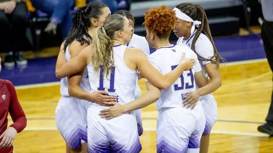 Team huddle vs. Washington State