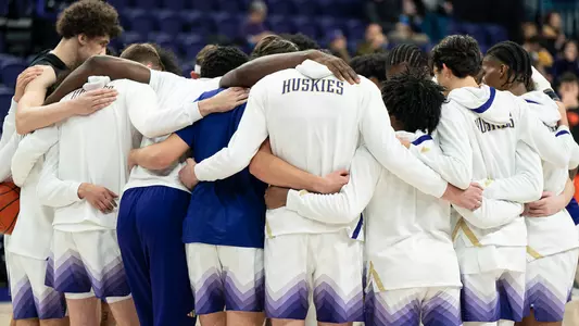 UW men's basketball huddle