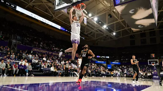 Braxton Meah dunks against Colorado