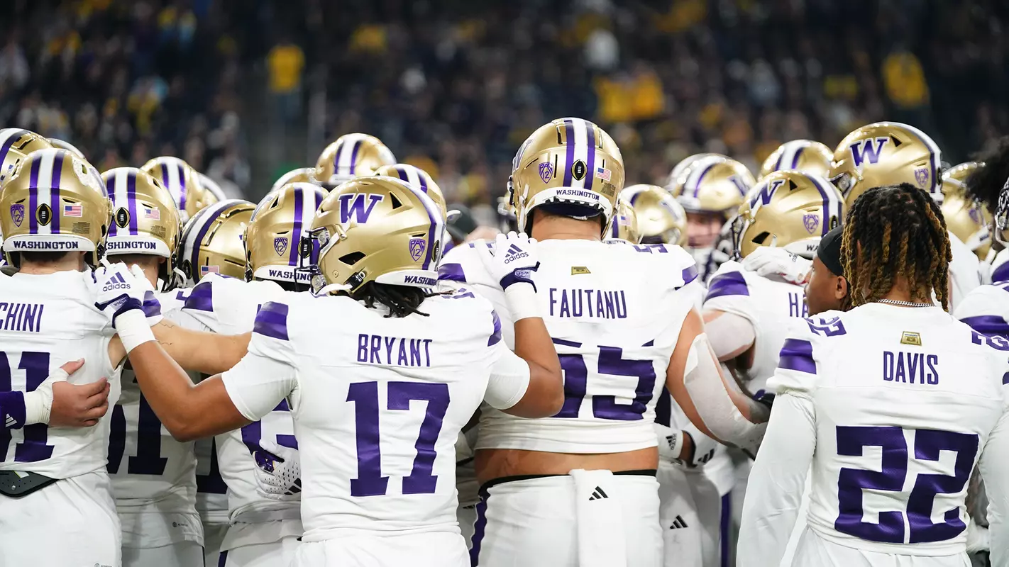 UW football huddle in CFP
