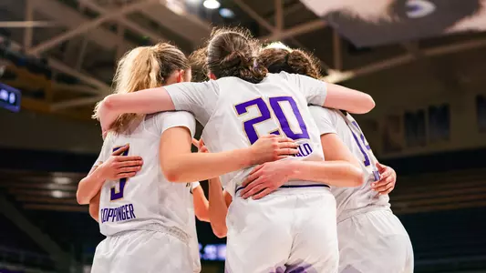 WBB vs Cal State Fullerton huddle