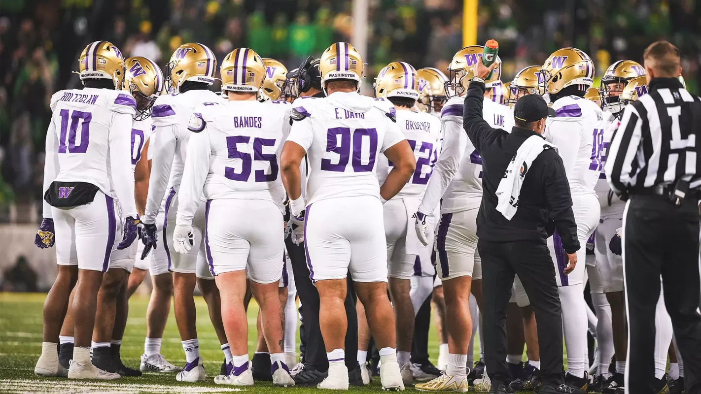 Washington football huddle at Oregon