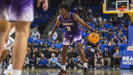 Zoom Diallo dribbling the ball at UCLA