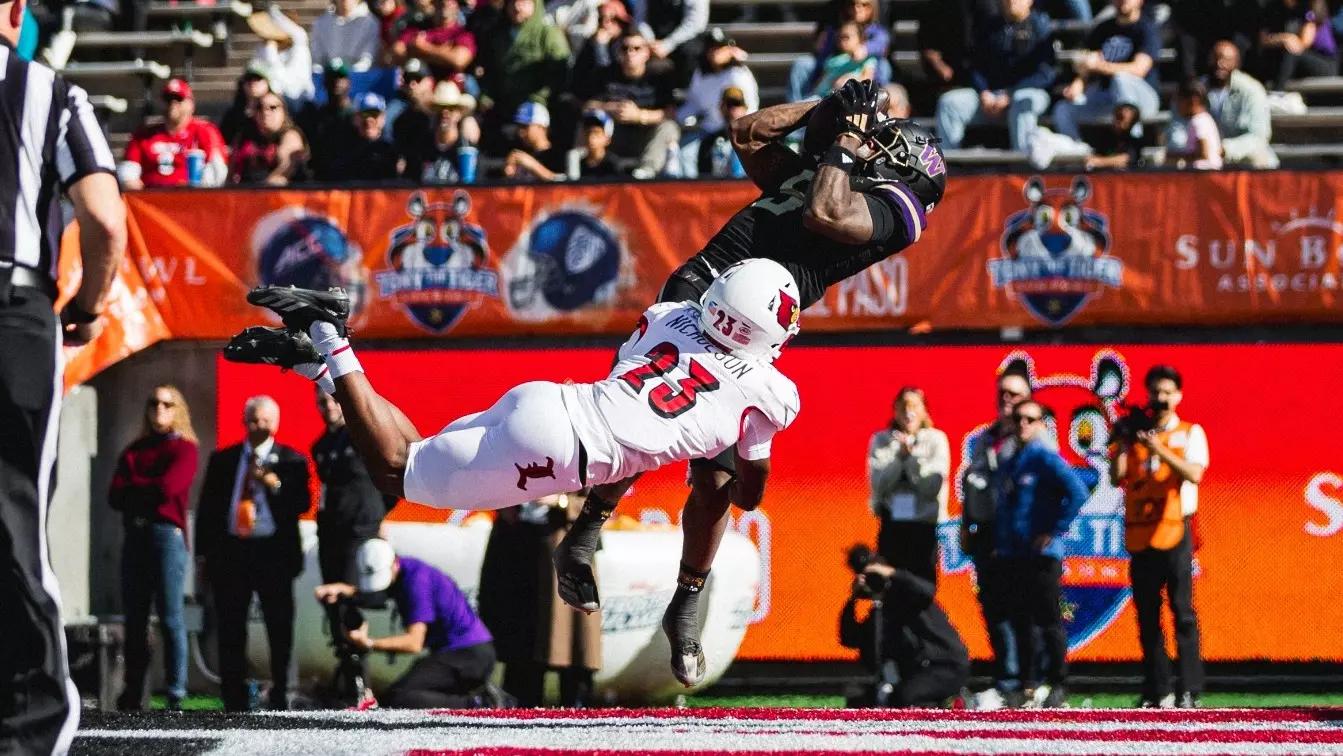 Giles Jackson leaps for first of four touchdowns in Sun Bowl