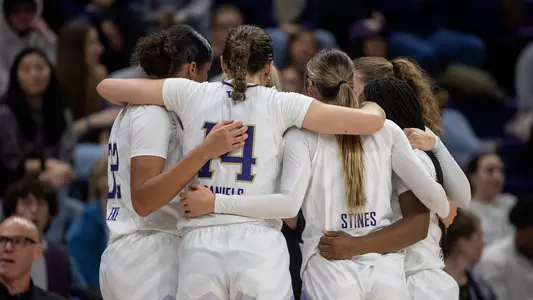WBB huddle vs UCLA Dec. 8