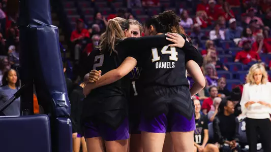 WBB huddle at Arizona