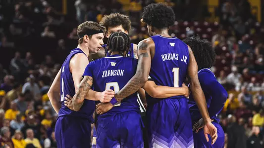 UW men's basketball huddles at Arizona State
