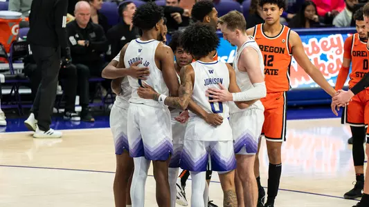 UW men's basketball huddles against Oregon State