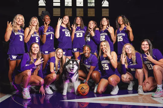 25-25 women's basketball team with dubs