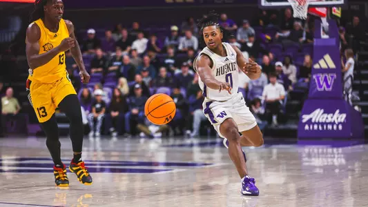 Quimari Peterson dishes out a pass in UW's season-opening win over UAPB