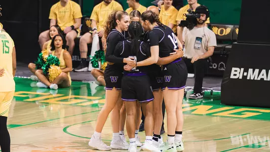 UW WBB final huddle at Oregon