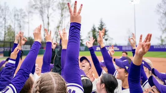 Softball Team Dubs Up Photo