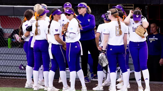 Washington Softball Team Huddle In Between Innings vs. Mississippi State (May 16, 2025)