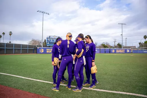 UW Softball Huddle at San Jose State