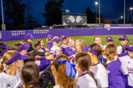 Washington softball team huddle 2026