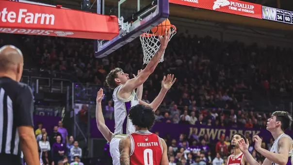 Hannes Steinbach makes a layup vs. Wisconsin