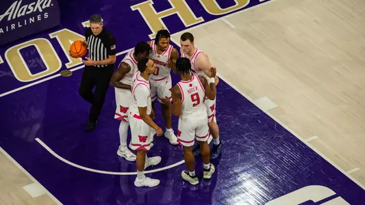 UW huddle against Iowa