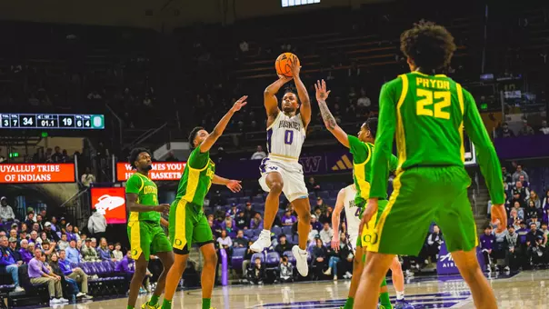 Quimari Peterson attempts a fadeaway vs. Oregon