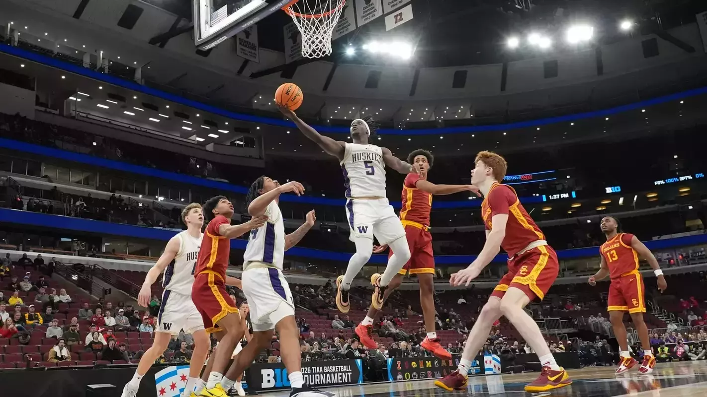 Zoom Diallo shoots layup against USC