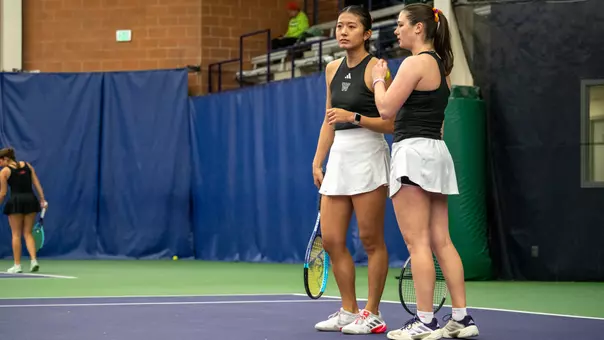 Erika Matsuda and Carina Syrtveit talk in between doubles points