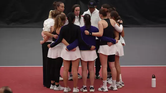 The Washington women's tennis team huddles following the doubles point at Ohio State
