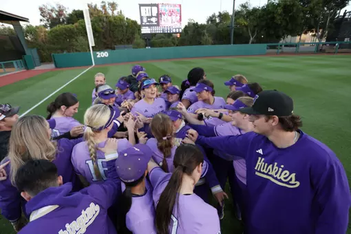 UW softball team huddle
