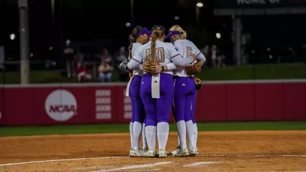 Washington softball at NCAA Fayetteville Regional