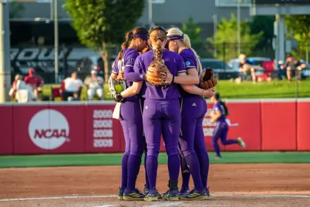 Washington softball huddle vs South Florida