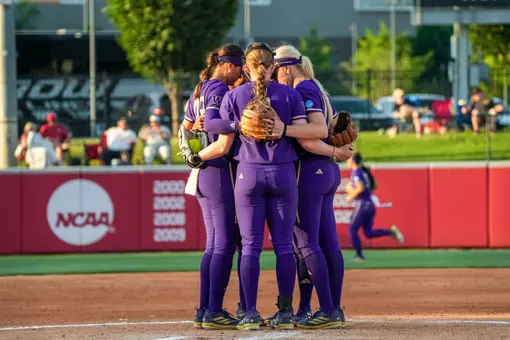 Washington softball huddle vs South Florida