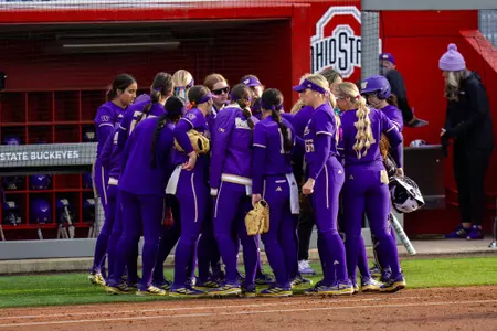 Washington team huddle at Ohio State
