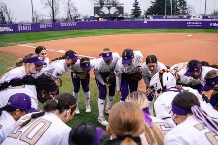 Washington softball huddle vs Maryland