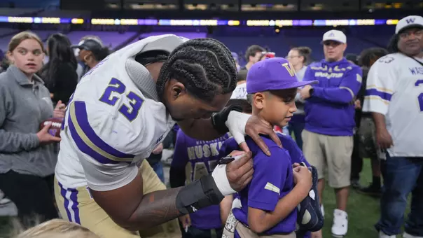 Zaydrius Rainey-Sale signing Husky fan's jersey