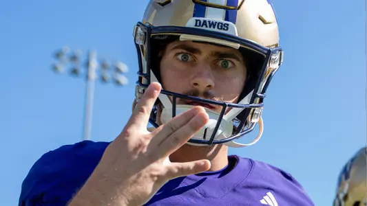 Hunter Green gives a dubs up during practice