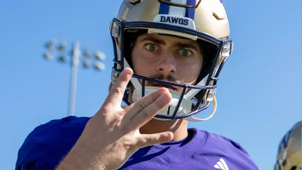 Hunter Green gives a dubs up during practice