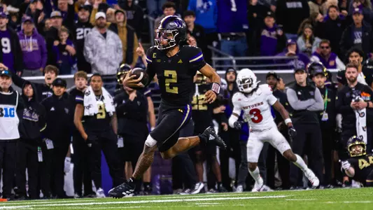Demond Williams Jr. rushes for a touchdown against Rutgers