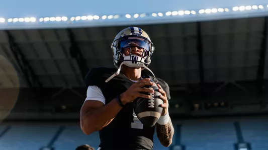Demond Williams Jr. gets ready for a pass