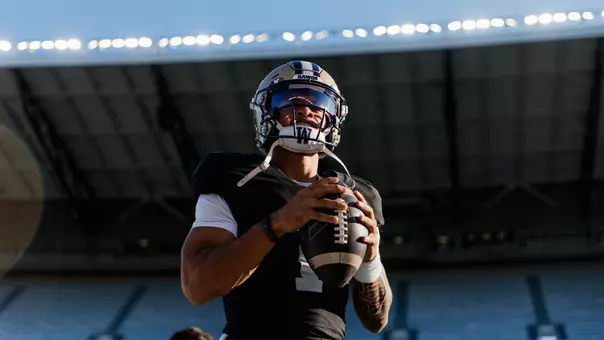 Demond Williams Jr. gets ready for a pass
