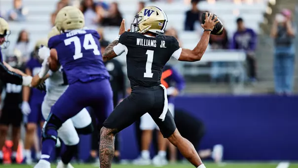 Demond Williams Jr gets ready for a pass during the mock game